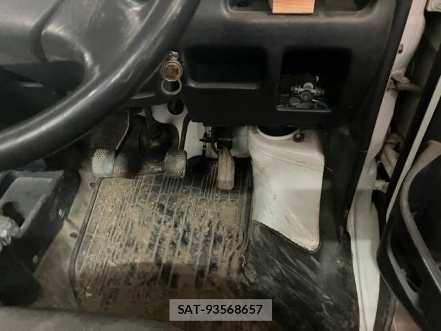 Suzuki CARRY TRUCK 2004-02 8034768-13