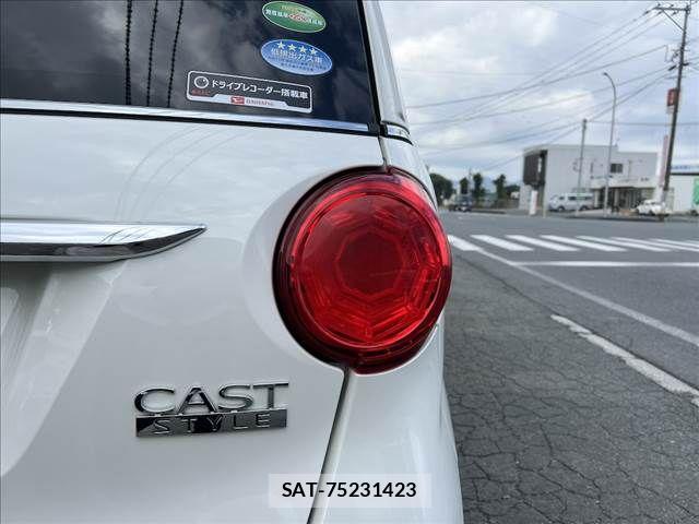 Daihatsu CAST 2015-11 1495588-9