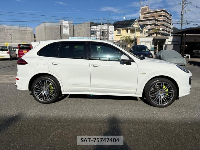 Porsche CAYENNE 2017-06 8352311-1