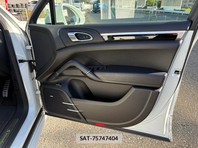 Porsche CAYENNE 2017-06 8352311-38