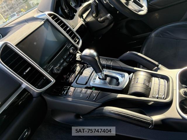 Porsche CAYENNE 2017-06 8352311-39