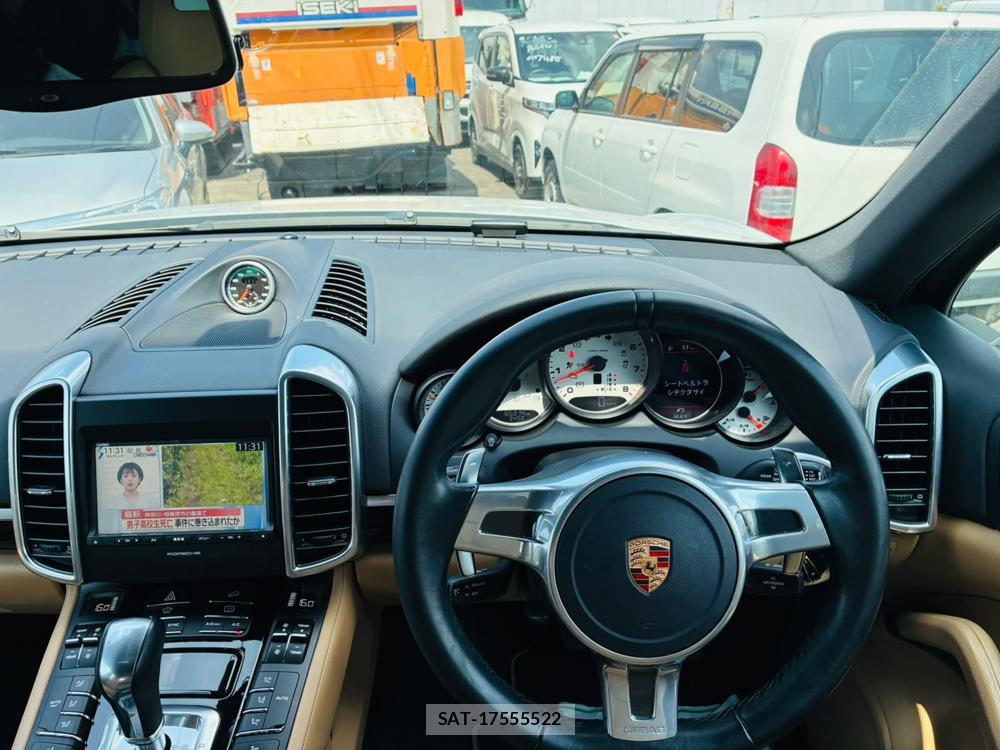 Porsche CAYENNE 2014-02 8343994-13