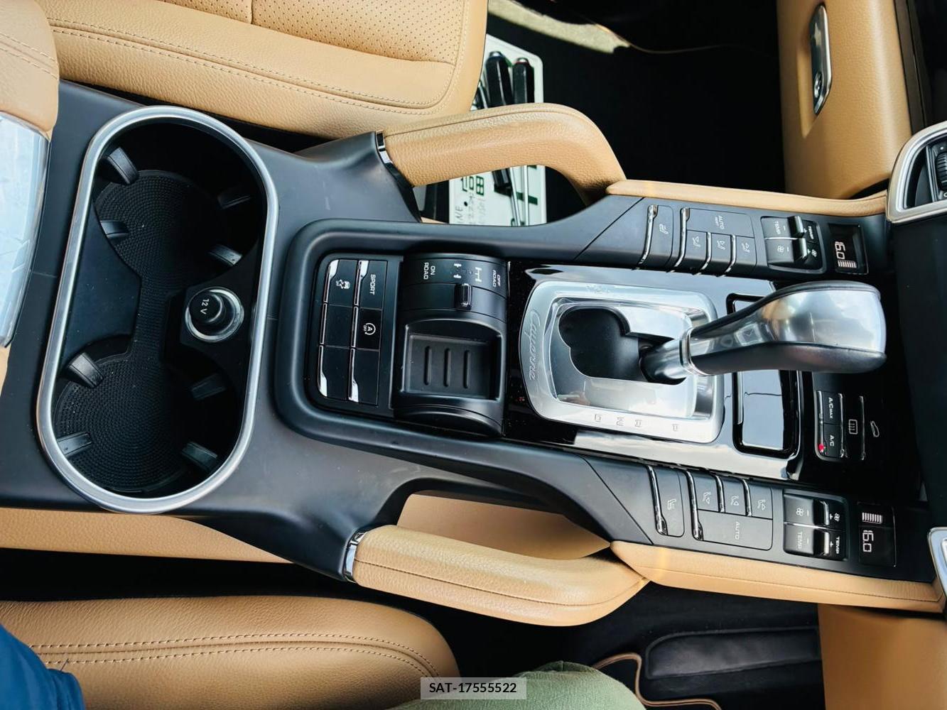 Porsche CAYENNE 2014-02 8343994-19
