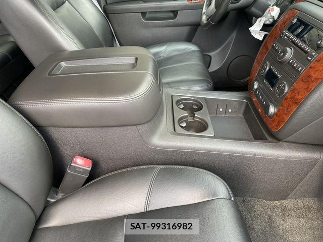 Chevrolet SUBURBAN 2012-01 1235327-12