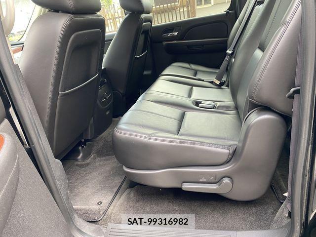 Chevrolet SUBURBAN 2012-01 1235327-21