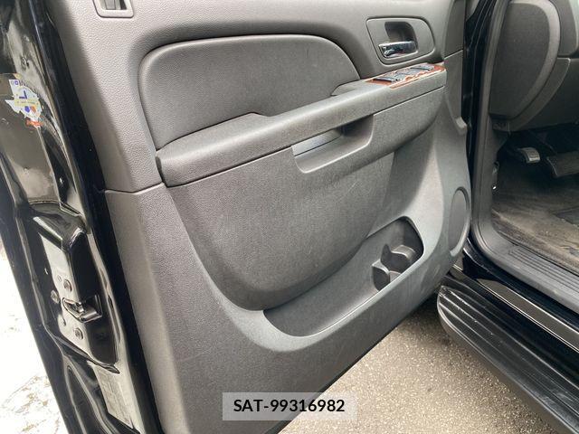 Chevrolet SUBURBAN 2012-01 1235327-22