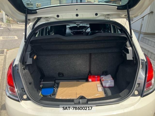 Chrysler YPSILON 2014-03 7783454-10
