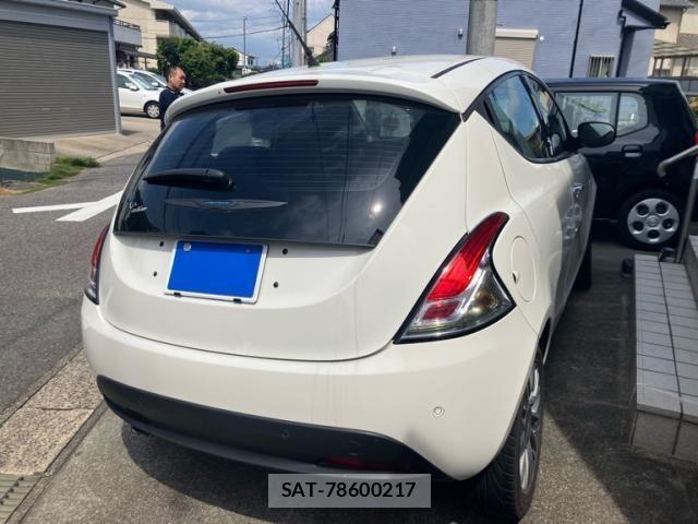 Chrysler YPSILON 2014-03 7783454-2