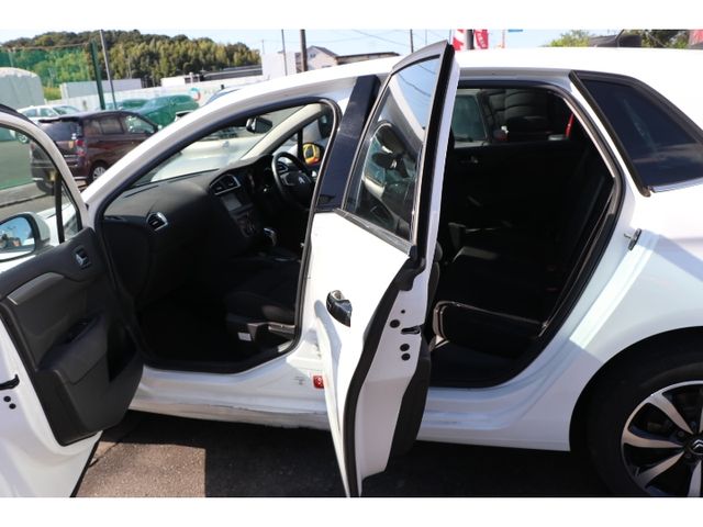 Citroen C4 2018-01 1330055-9