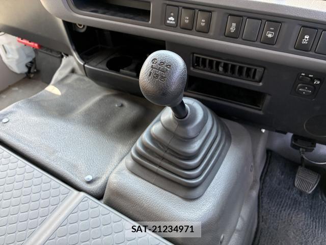 Toyota COASTER 2017-05 8561458-7
