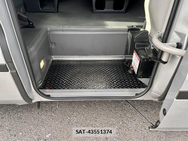 Toyota COASTER 2017-04 8561456-10