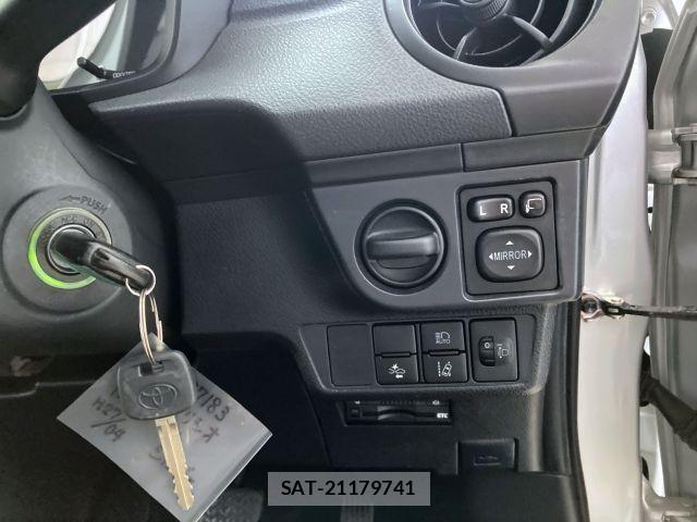 Toyota COROLLA AXIO 2015-04 6715850-16