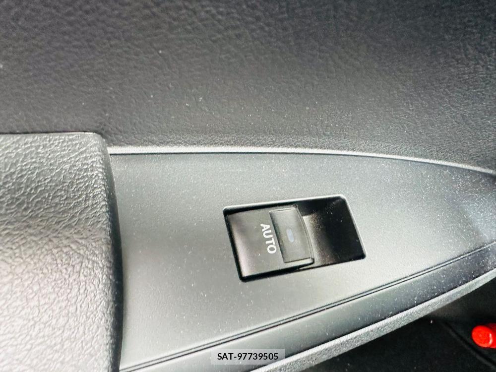 Toyota COROLLA AXIO 2020-06 7351403-24