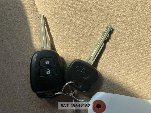 Toyota COROLLA AXIO 2013-08 8206903-27