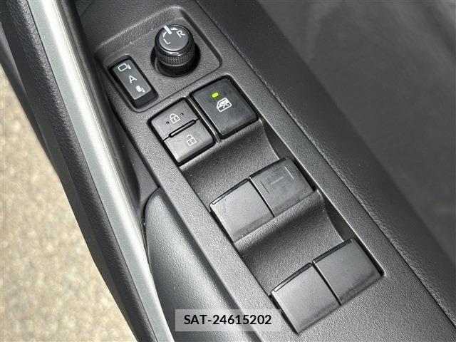 Toyota COROLLA CROSS 2024-04 8206926-18