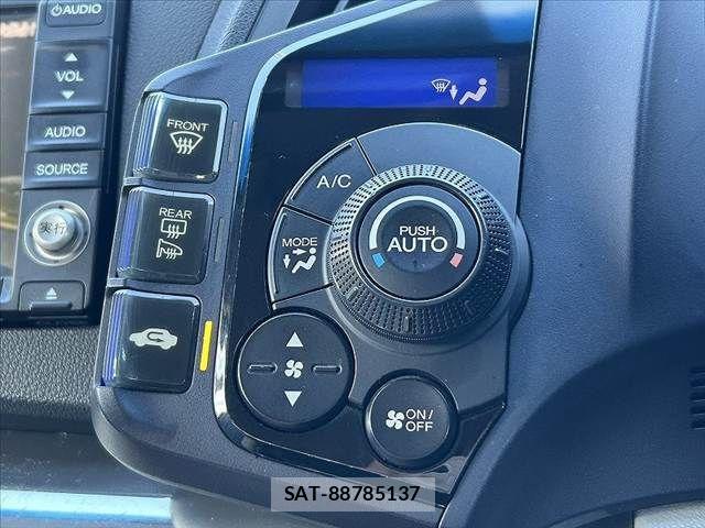Honda CR-Z 2010-04 3356435-5