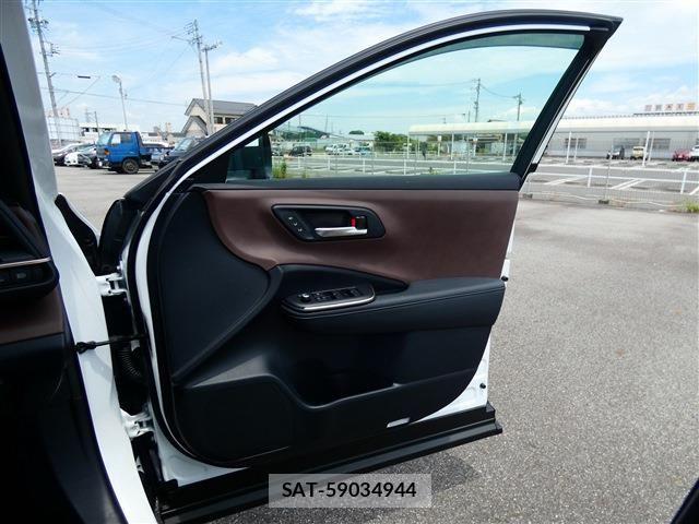 Toyota Crown Crossover 2023-04 7020236-23