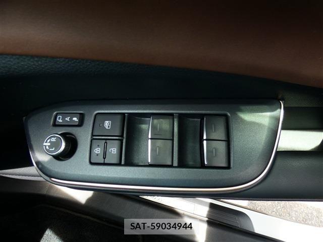 Toyota Crown Crossover 2023-04 7020236-25