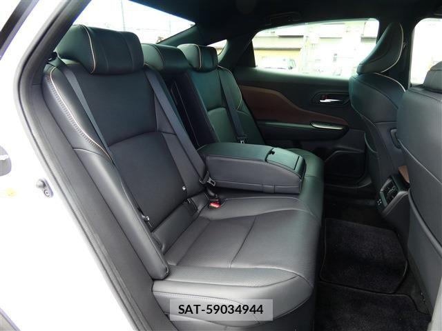 Toyota Crown Crossover 2023-04 7020236-28