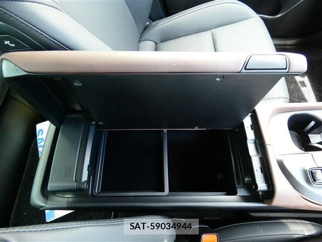 Toyota Crown Crossover 2023-04 7020236-7