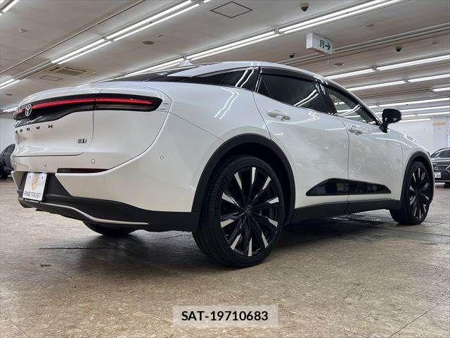 Toyota Crown Crossover 2023-01 7216505-17