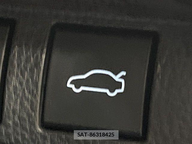 Toyota Crown Crossover 2022-11 7500033-4