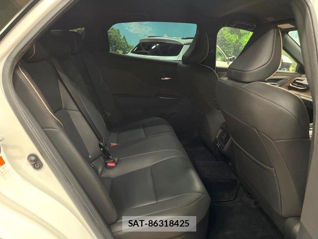 Toyota Crown Crossover 2022-11 7500033-8