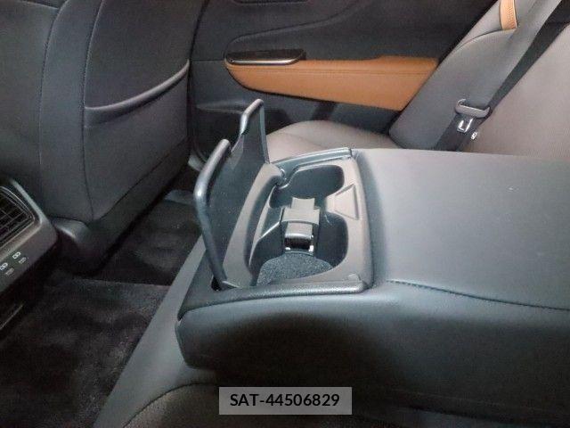 Toyota Crown Crossover 2024-02 7615758-9