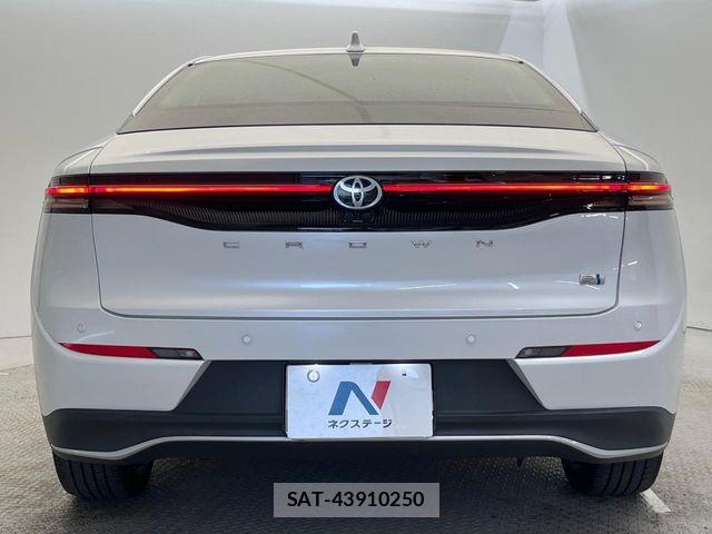 Toyota Crown Crossover 2022-12 8129488-17