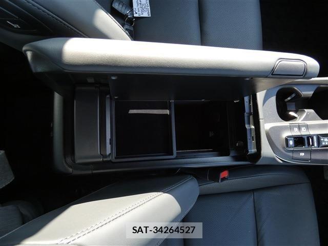 Toyota Crown Crossover 2023-10 8313840-11