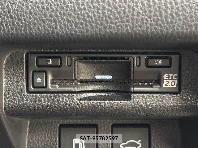 Toyota Crown Crossover 2023-07 8485199-11