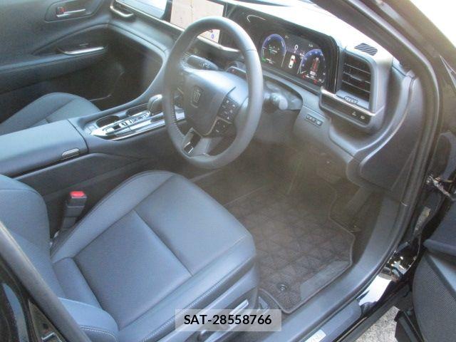 Toyota Crown Crossover 2025-11 8561524-1