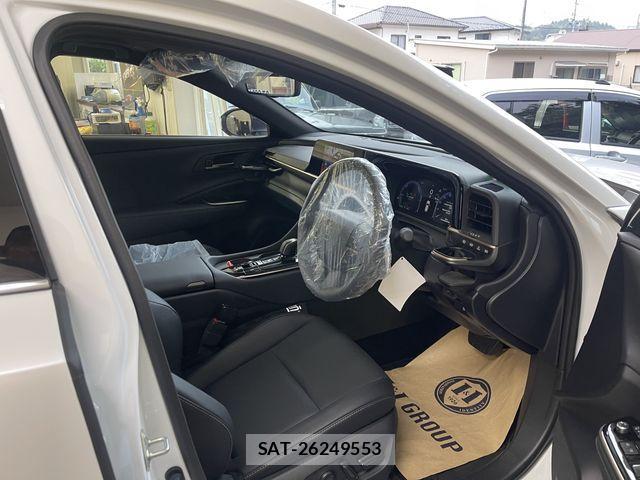 Toyota CROWN ESTATE 2025-06 1121636-3