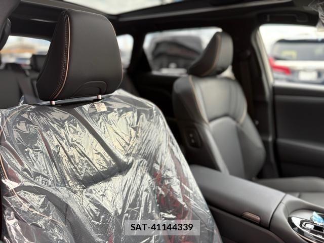 Toyota CROWN ESTATE 2025-08 1281007-16