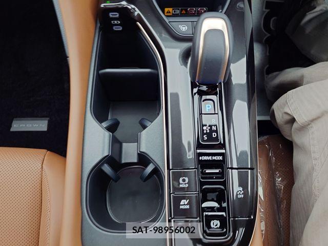Toyota CROWN ESTATE 2025-08 3933618-19