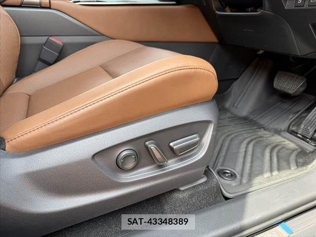 Toyota CROWN ESTATE 2025-10 7216531-20