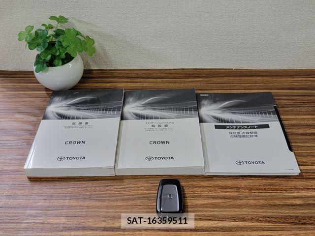 Toyota CROWN 2021-11 7615771-29