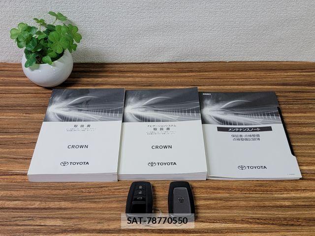 Toyota CROWN 2022-05 8335327-29