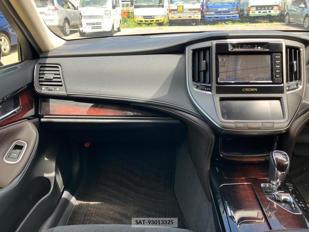 Toyota CROWN HYBRID 2018-05 1082482-17