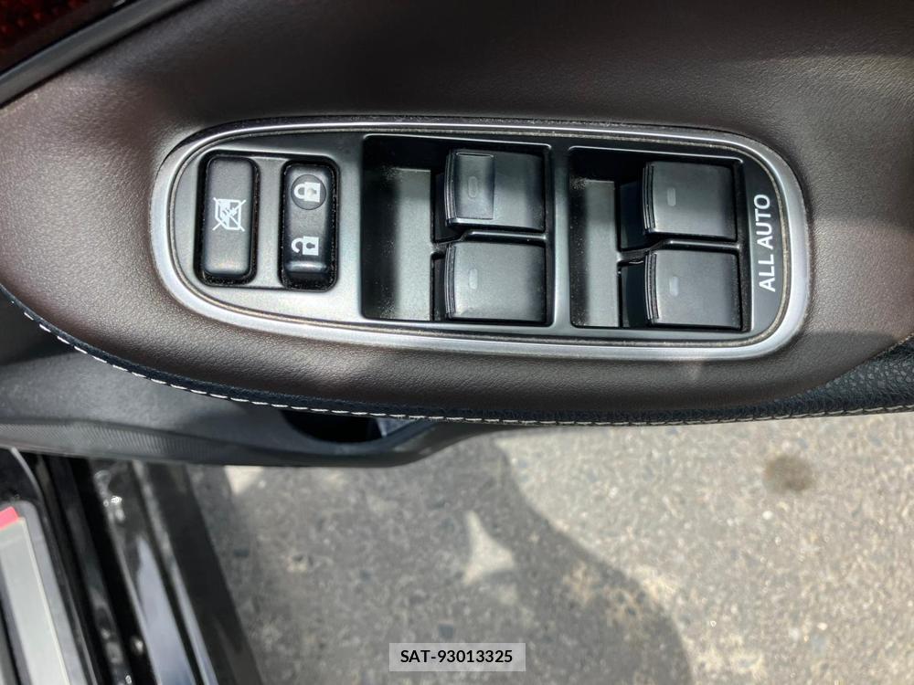 Toyota CROWN HYBRID 2018-05 1082482-24