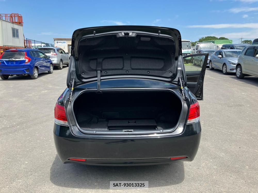 Toyota CROWN HYBRID 2018-05 1082482-32