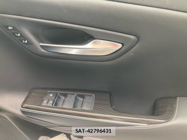 Toyota CROWN HYBRID 2018-11 3013860-12