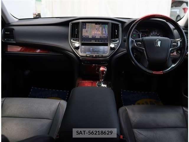 Toyota CROWN MAJESTA 2016-11 8313859-1