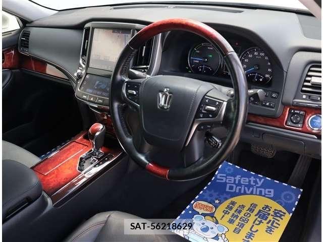 Toyota CROWN MAJESTA 2016-11 8313859-19