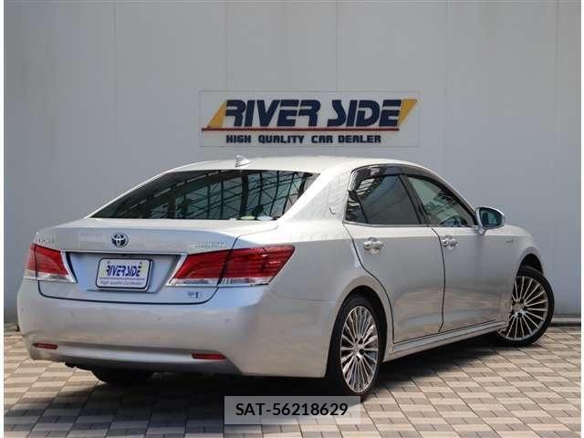 Toyota CROWN MAJESTA 2016-11 8313859-2