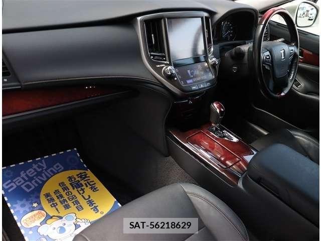 Toyota CROWN MAJESTA 2016-11 8313859-26