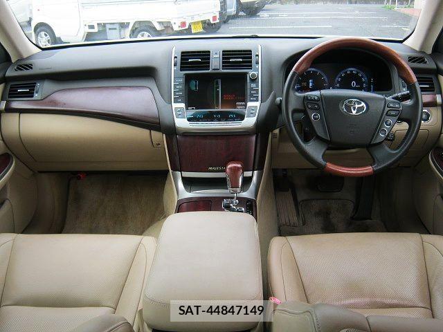 Toyota CROWN MAJESTA 2010-07 8828362-1