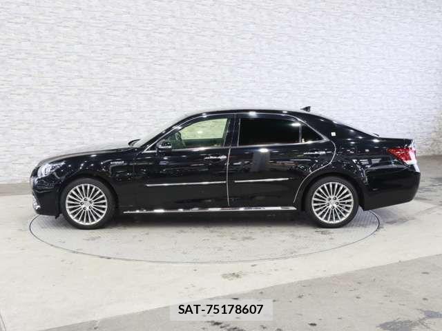 Toyota CROWN MAJESTA 2014-02 825560-11