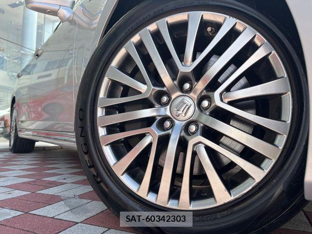 Toyota CROWN MAJESTA 2017-09 1006706-12