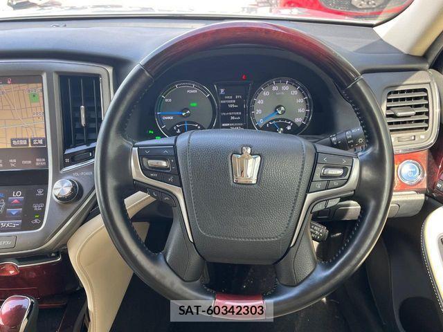 Toyota CROWN MAJESTA 2017-09 1006706-13
